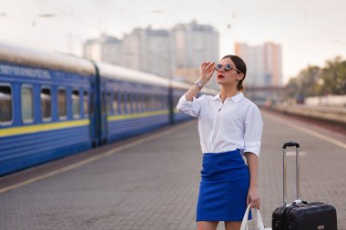 Tren istasyonunda güzel kadın