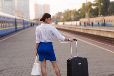 Tren istasyonunda güzel kadın