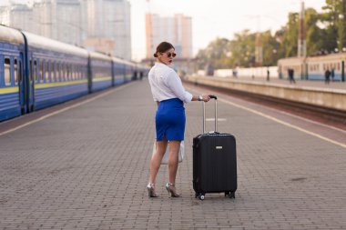 Tren istasyonunda güzel kadın