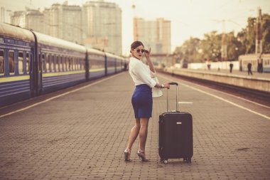 Tren istasyonunda güzel kadın