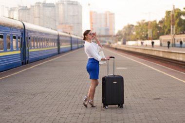 Tren istasyonunda güzel kadın