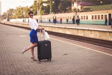 Tren istasyonunda güzel kadın