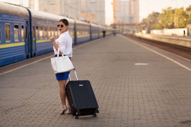 Tren istasyonunda güzel kadın