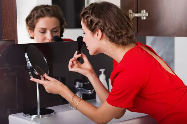 Mujer aplicando maquillaje — Foto de Stock
