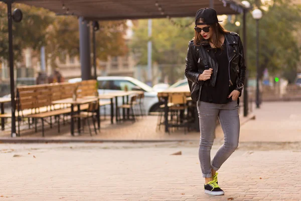 Donna elegante su una strada di città — Foto Stock