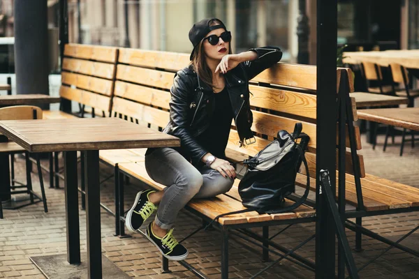 Жінка у вуличному кафе — стокове фото