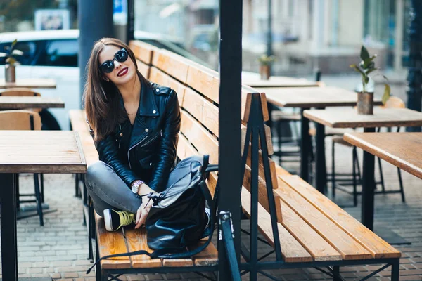 Femme dans le café de rue — Photo