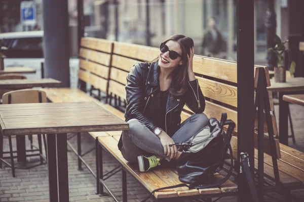 Frau im Straßencafé — Stockfoto
