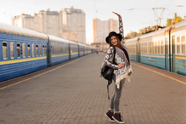 Mooie vrouw bij het station — Stockfoto