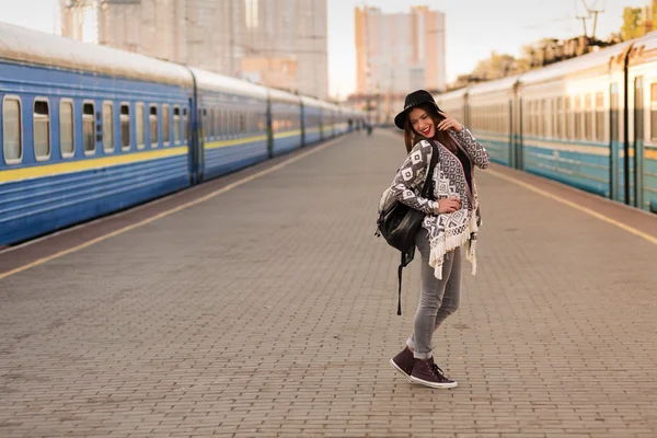 Tren istasyonunda güzel kadın — Stok fotoğraf
