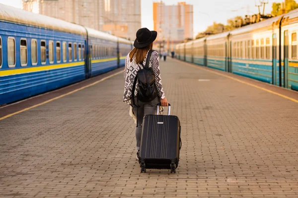 Schöne Frau am Bahnhof — Stockfoto