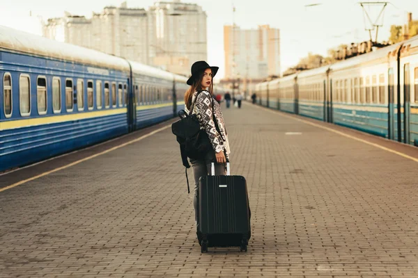 기차 역에서 아름 다운 여자 — 스톡 사진