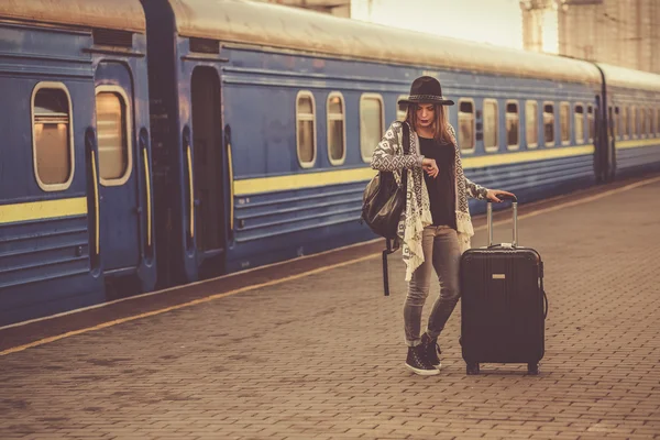 Beautiful woman at the train station — Stock Photo, Image