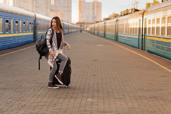 Schöne Frau am Bahnhof — Stockfoto