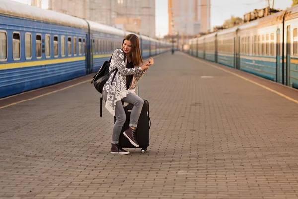 Schöne Frau am Bahnhof — Stockfoto