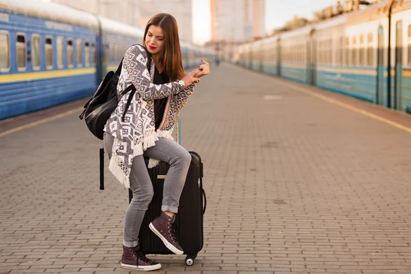 Schöne Frau am Bahnhof — Stockfoto