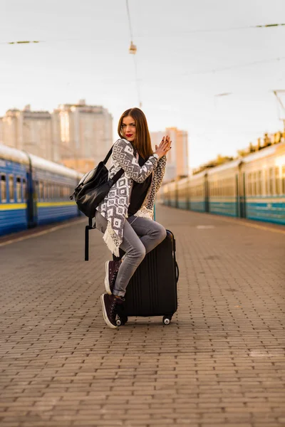 Mulher bonita na estação de trem — Fotografia de Stock