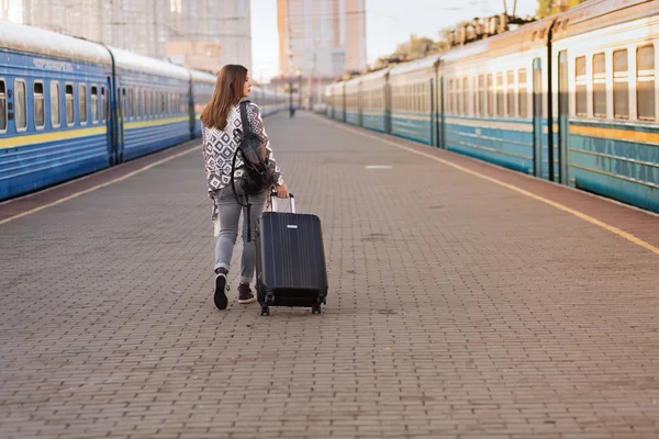 Tren istasyonunda güzel kadın
