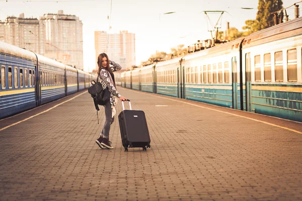 Mulher bonita na estação de trem — Fotografia de Stock