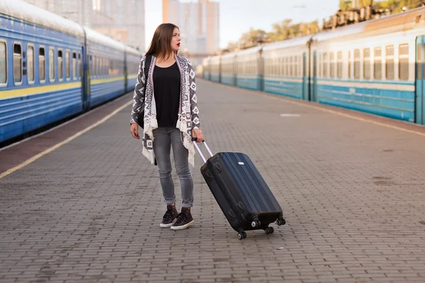 Mooie vrouw bij het station — Stockfoto