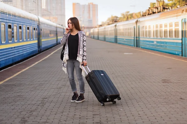 Mulher bonita na estação de trem — Fotografia de Stock