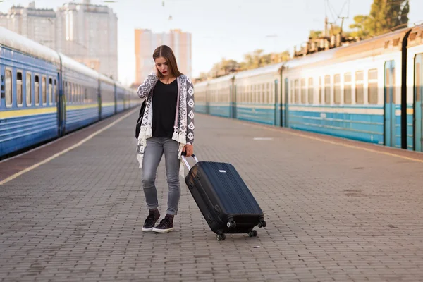 Tren istasyonunda güzel kadın