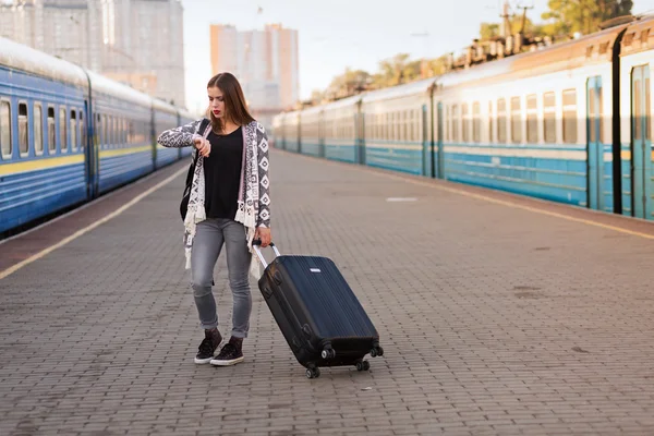 Pretty woman at the train station — Stock Photo, Image