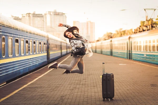 Pretty woman at the train station — Stock Photo, Image