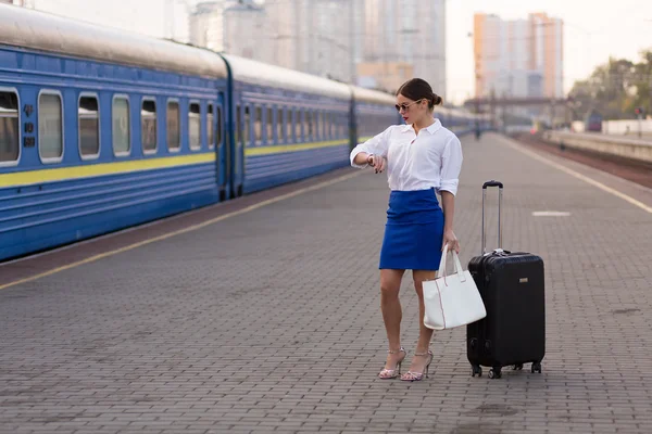 Tren istasyonunda güzel kadın