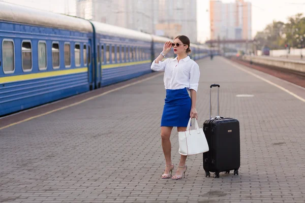 Tren istasyonunda güzel kadın