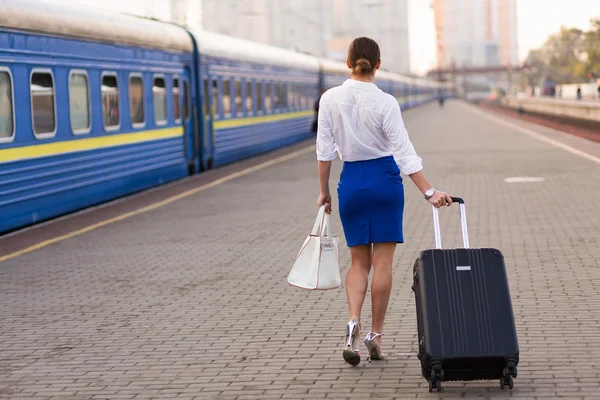 Tren istasyonunda güzel kadın