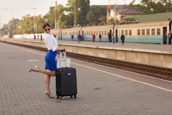 Mulher bonita na estação de trem — Fotografia de Stock