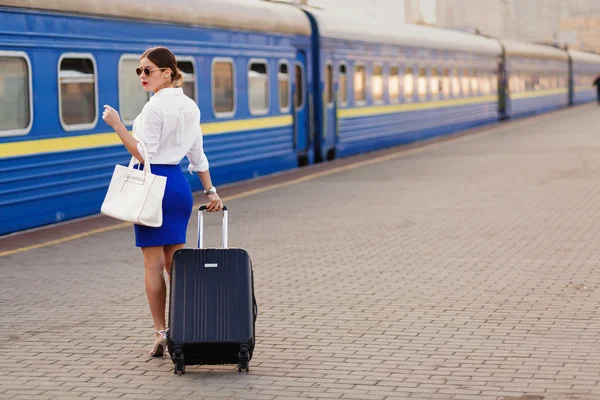 Tren istasyonunda güzel kadın