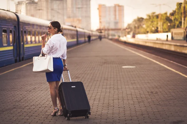 Wanita cantik di stasiun kereta api — Stok Foto