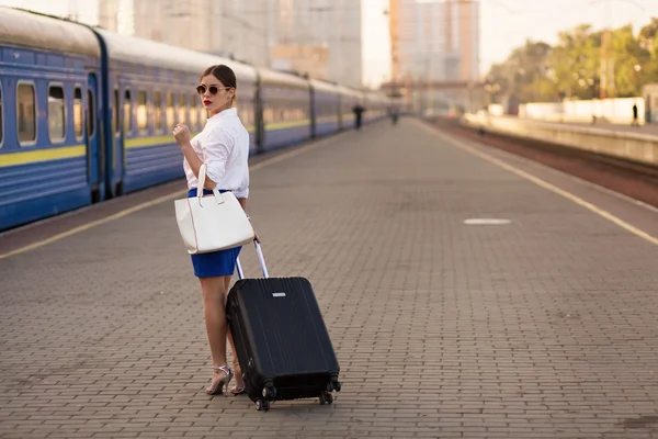 Tren istasyonunda güzel kadın