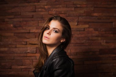 Deri ceket ile şık kadın