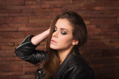 Deri ceket ile şık kadın