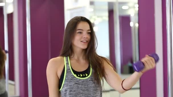 Vrouw aan het trainen — Stockvideo