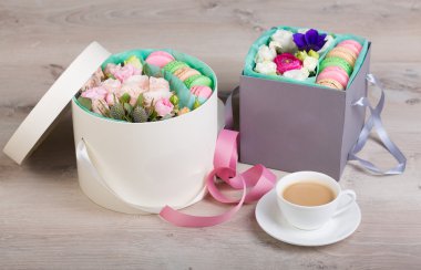 Macaron çerezler ile çiçek kutusu