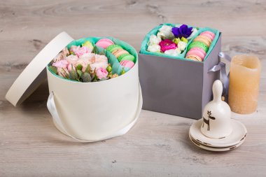 Macaron çerezler ile çiçek kutusu