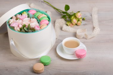 Macaron çerezler ile çiçek kutusu