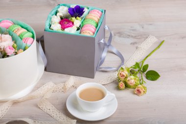 Macaron çerezler ile çiçek kutusu