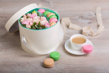 Macaron çerezler ile çiçek kutusu