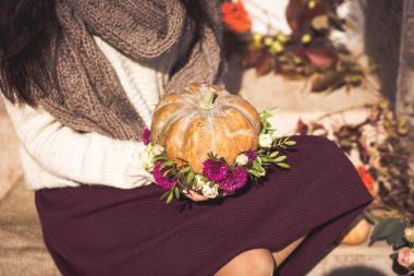 Dekore edilmiş bir verandada oturan güzel kadın