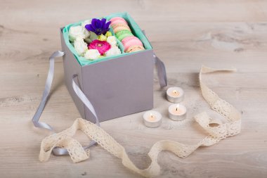 Macaron çerezler ile çiçek kutusu