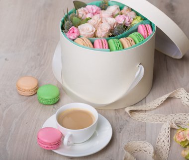 Macaron çerezler ile çiçek kutusu