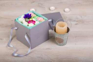 Macaron çerezler ile çiçek kutusu