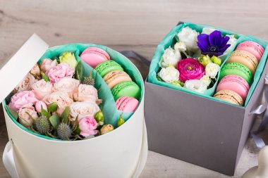 Macaron çerezler ile çiçek kutusu