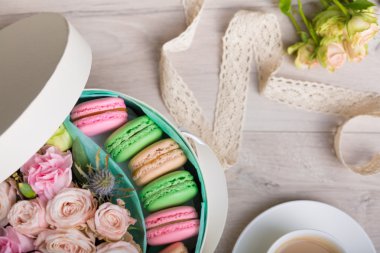 Macaron çerezler ile çiçek kutusu
