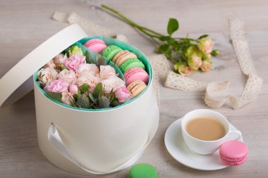 Macaron çerezler ile çiçek kutusu